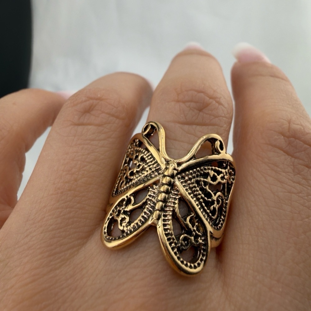 Elegant Gold Butterfly Ring - Picture 8 of 8
